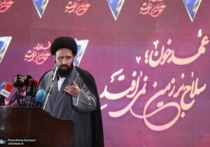 سید علی خمینی: متکی به شخص نباشیم/ نسبت به مبانی کوتاهی کرده‌ایم/ باید در نسل جوان خودمان به تقویت مبانی بپردازیم/ دشمنان را متوجه کنیم که اگر بزنید، می‌خورید