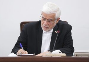 عارف: بر سر حق مردم ایران ایستاده‌ایم