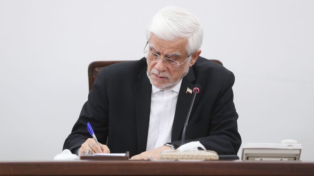 عارف: بر سر حق مردم ایران ایستاده‌ایم