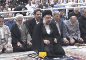 اقامه نماز ظهر و عصر به امامت حجت‌الاسلام والمسلمین سید یاسر خمینی در مراسم سی‌وهفتمین سالگرد ارتحال امام خمینی(س)