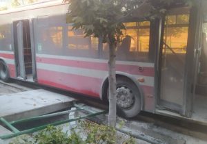 برخورد اتوبوس با ۵ موتور و ۲ خودرو در خیابان ولیعصر/ شرکت واحد: علت دقیق در دست بررسی است