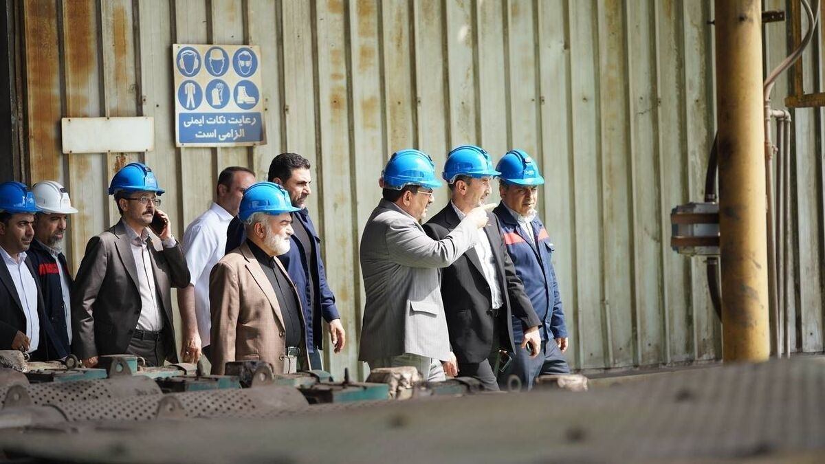 وزیر صمت : تأمین مواد اولیه شرکت فولاد اکسین خوزستان باید در اولویت قرار گیرد