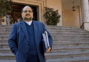 شریعتمداری: دفتر پزشکیان تغییرات هلدینگ خلیج‌فارس را متوقف کرد