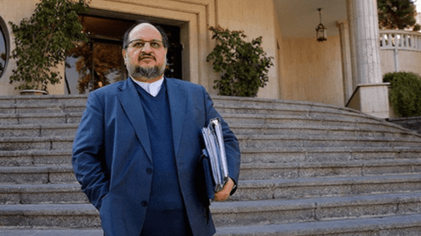 شریعتمداری: دفتر پزشکیان تغییرات هلدینگ خلیج‌فارس را متوقف کرد