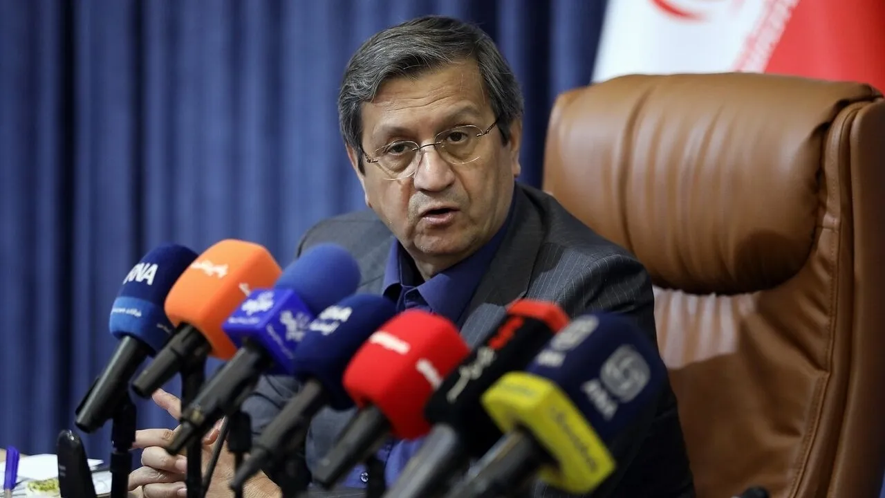 همتی: تمرکز منابع شرکت ها در تهران پایان می یابد