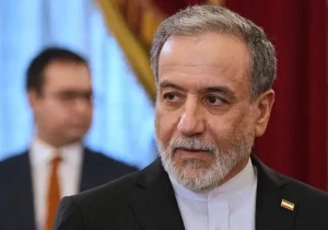 عراقچی: واشنگتن خود را از غل و زنجیر اسرائیل رها کند