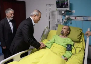 دکتر پزشکیان به عیادت موسوی گرمارودی رفت